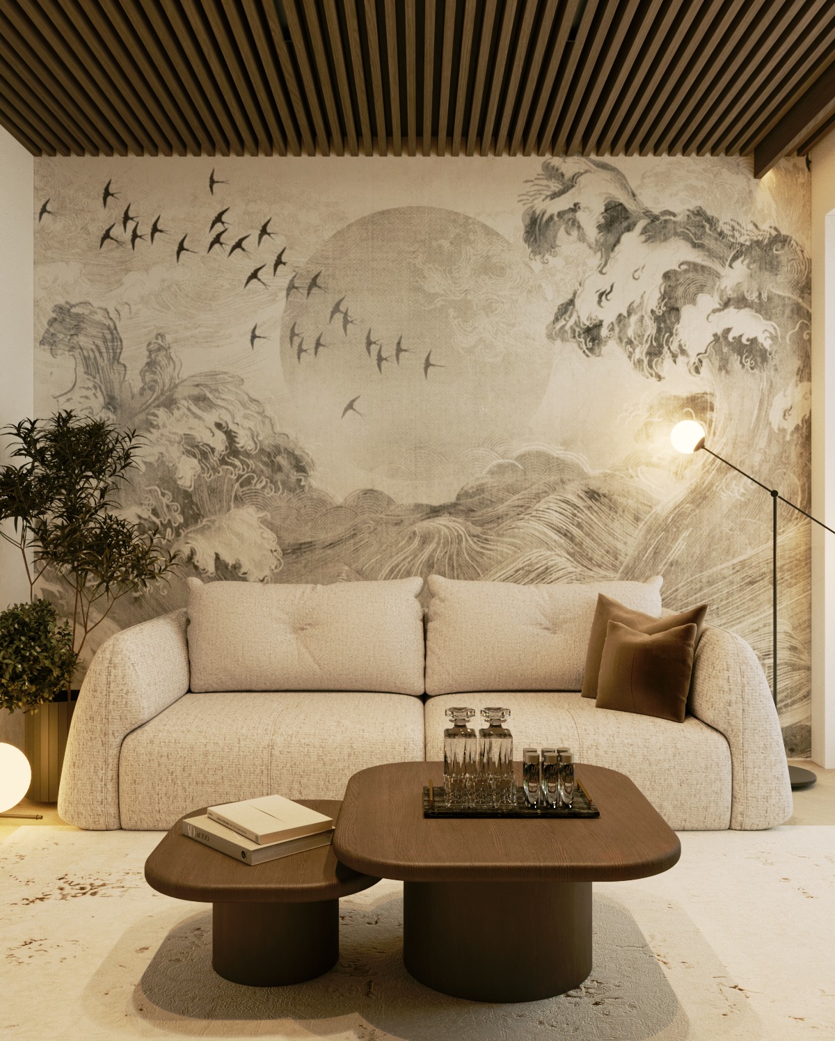 Neutralna sofa z poduszkami i stoliki kawowe na tle ściany z artystycznym malowidłem przedstawiającym fale i ptaki, oświetlone lampą podłogową.
