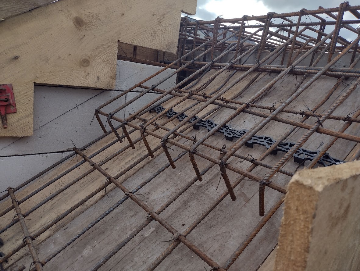 Zbrojenie pod wylewkę betonową z użyciem dystansów z tworzywa sztucznego, przygotowywane przez firmę z Zakliczyna.