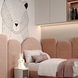 Sublime Studio Anna Pawelec - Pokój dziecięcy w pastelowych barwach z łóżkiem o zaokrąglonym zagłówku, lampką nocną w kształcie królika i rysunkiem misia na ścianie. Przytulna aranżacja.