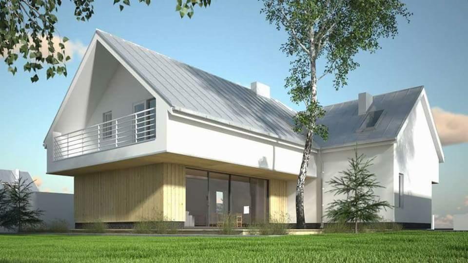 Wizualizacja domu jednorodzinnego z białymi ścianami, szarym dachem, drewnianą elewacją parteru i balkonem z metalową balustradą, otoczonego zielonym trawnikiem i drzewami.