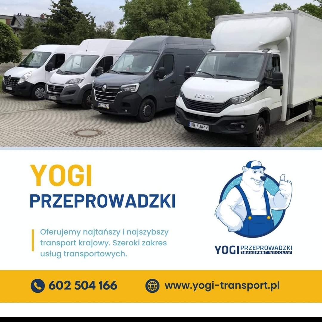 Flota pojazdów transportowych firmy Yogi Przeprowadzki, składająca się z czterech busów różnych marek i kolorów ustawionych w rzędzie na brukowanym placu, z logo firmy i danymi kontaktowymi...