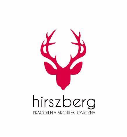 Logo pracowni architektonicznej Hirszberg z czerwonym symbolem głowy jelenia z porożem nad napisem.