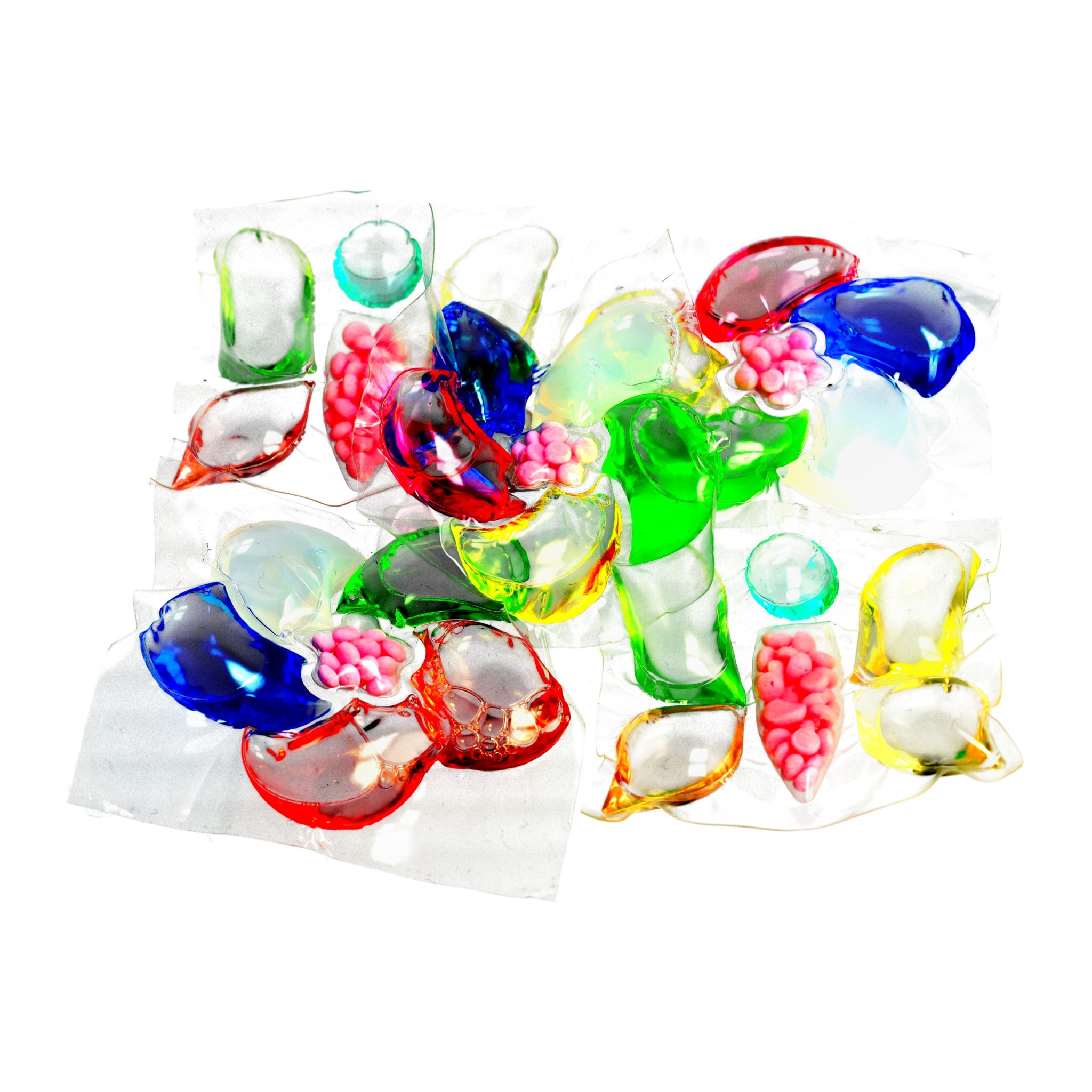 Zbliżenie na przezroczyste kapsułki do prania w różnych kolorach (czerwony, niebieski, zielony, żółty) ułożone na białym tle. Widoczne detale żelowej struktury i wypełnienia.