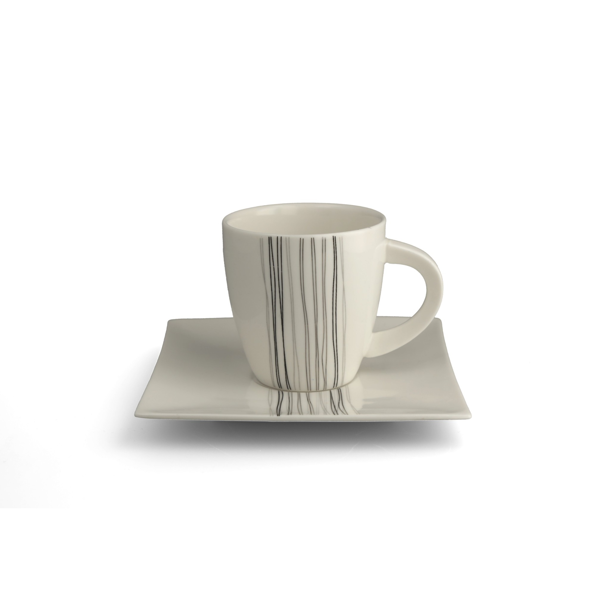 Minimalistyczna, biała filiżanka z szarymi paskami na kwadratowym spodku, na białym tle. Zdjęcie produktowe, neutralne oświetlenie, widoczne cienie.