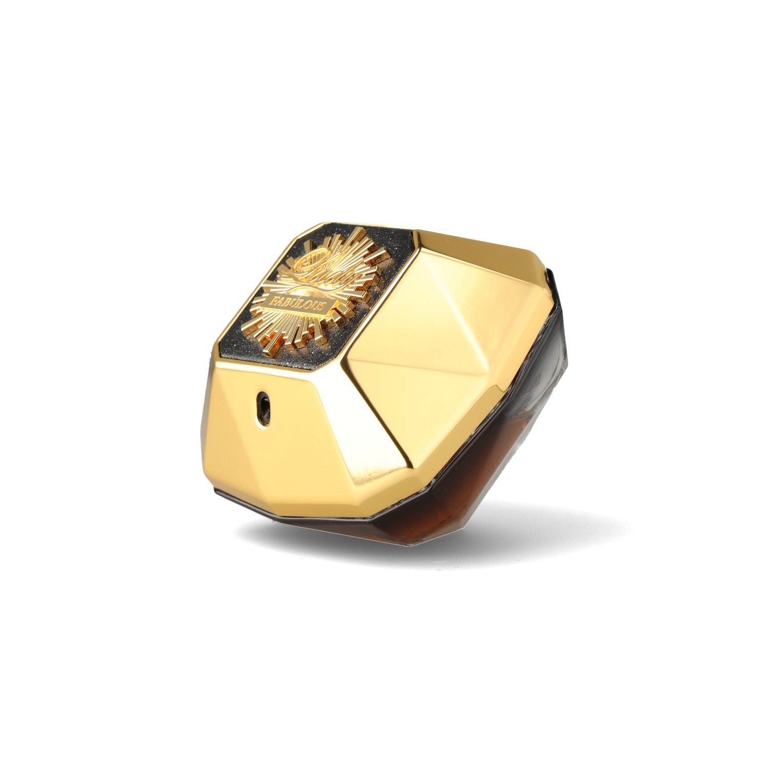 Złoty flakon perfum w kształcie diamentu, z brązową zawartością i czarną obwódką, na białym tle, oświetlony z góry, z widocznym napisem 'Fabulous'.