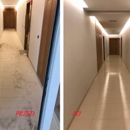 Adako - Korytarz w budynku, widok przed i po posprzątaniu, z widocznymi zabrudzeniami na podłodze przed i czystą, błyszczącą podłogą po sprzątaniu, jasne oświetlenie sufitowe.