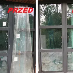 Zdjęcie okna podzielone na dwie części: lewa strona 'PRZED' z brudnymi szybami i folią ochronną, prawa strona 'PO' z umytymi szybami, widoczne ślady po czyszczeniu na dolnej części okna.