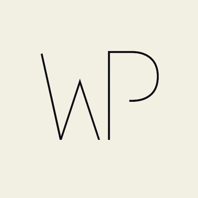 Minimalistyczne logo WP z cienkich czarnych linii na kremowym tle.