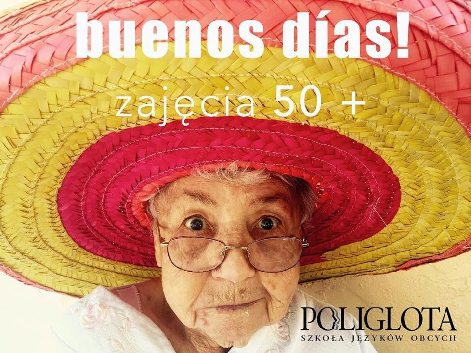 Starsza kobieta w okularach i sombrero, z napisem 'buenos días! zajęcia 50+' i logo szkoły językowej Poliglota, reklama kursu języka hiszpańskiego dla seniorów.