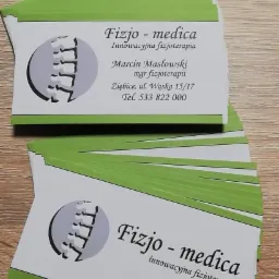 Stos wizytówek z zielonym akcentem dla gabinetu fizjoterapii 'Fizjo-medica' z Ząbkowic Śląskich, prezentujących logo z kręgosłupem i dane kontaktowe.