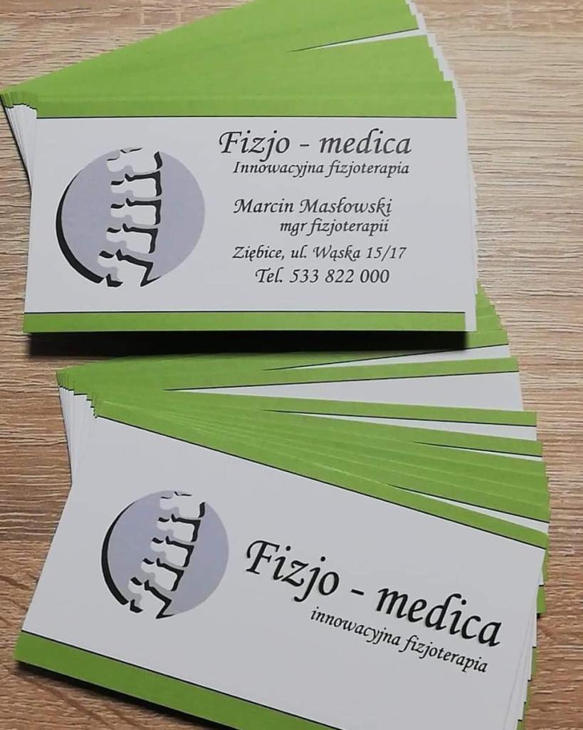 Stos wizytówek z zielonym akcentem dla gabinetu fizjoterapii 'Fizjo-medica' z Ząbkowic Śląskich, prezentujących logo z kręgosłupem i dane kontaktowe.