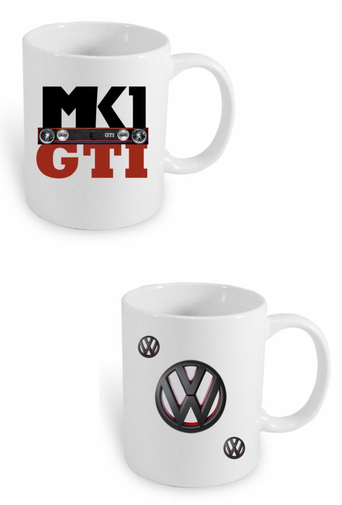 Dwie białe ceramiczne filiżanki z nadrukowanym logo MK1 GTI i symbolem Volkswagen, prezentowane na białym tle.