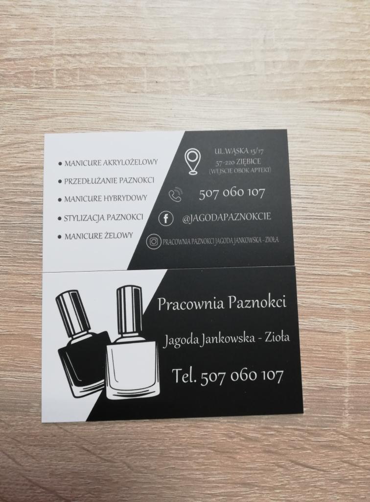 Dwie czarno-białe, minimalistyczne karty z danymi kontaktowymi i listą usług pracowni paznokci: manicure akrylożelowy, przedłużanie, hybrydowy, stylizacja, żelowy, adres, telefon, Facebook...