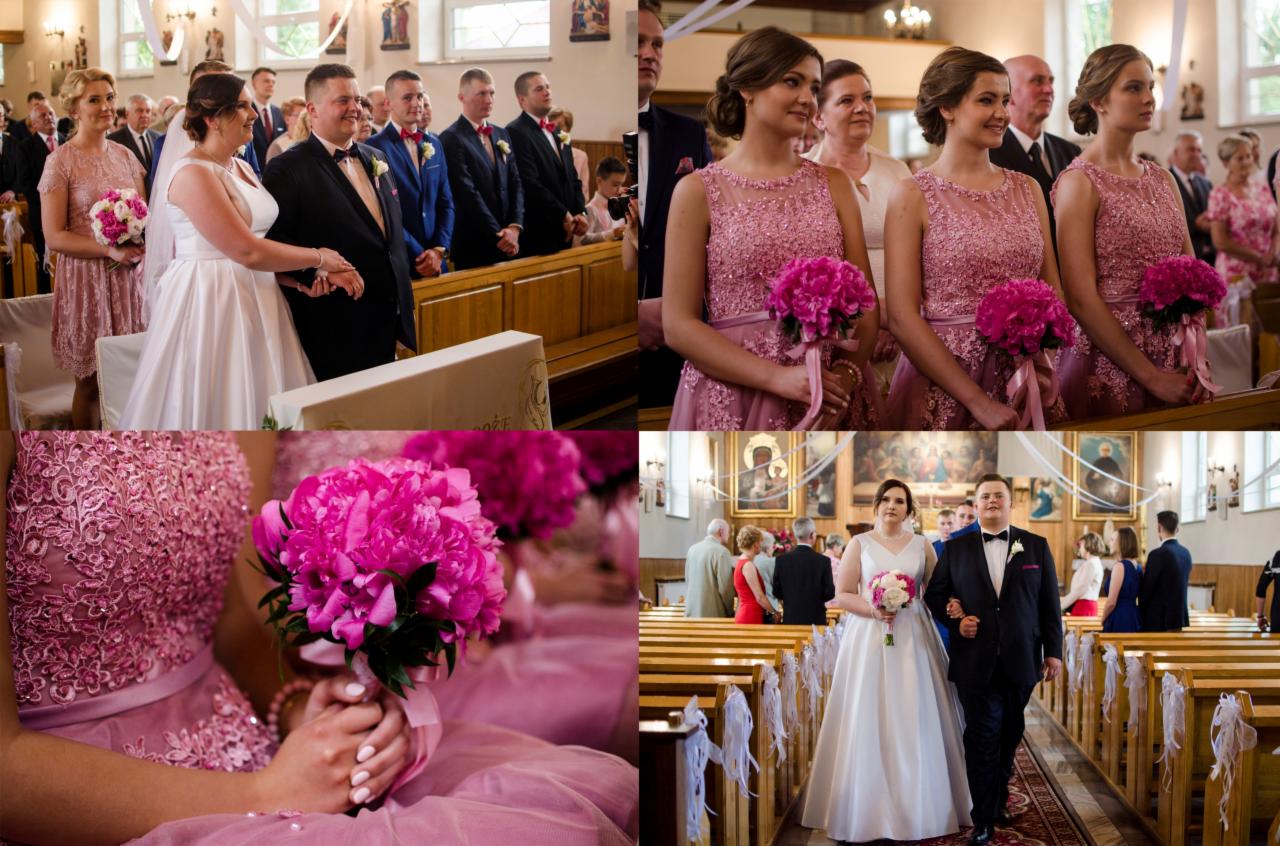 Ceremonia ślubna w kościele: para młoda w trakcie przysięgi, druhny w różowych sukienkach z bukietami piwonii, goście w tle.