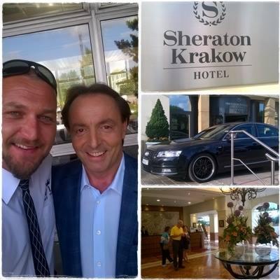 Kolaż: Selfie dwóch uśmiechniętych mężczyzn, tablica Sheraton Krakow Hotel, czarna limuzyna Audi przed wejściem do hotelu, hol hotelowy z kwiatami.