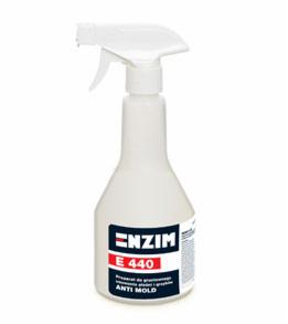 Biała butelka z rozpylaczem preparatu ENZIM E 440 przeciwko grzybom i pleśni, na białym tle.