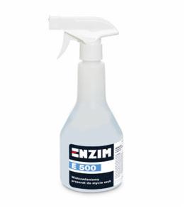 Plastikowa butelka z rozpylaczem, wypełniona bezbarwnym płynem, etykieta z logo Enzim E 500 i napisem 'Wielozadaniowy preparat do mycia szyb', na białym tle.