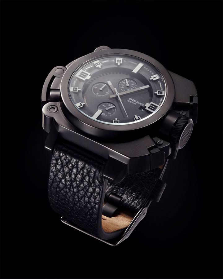 Czarny, masywny zegarek Diesel z chronografem i skórzanym paskiem na czarnym tle.