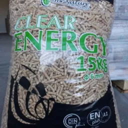 Worek 15 kg z pelletem drzewnym, widoczne logo producenta 'For Nature Solutions' oraz oznaczenia norm jakości DIN plus i EN A1.