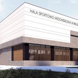 PBHU OBIEKT Sp. z o.o. - Wizualizacja hali sportowo-widowiskowej w Brusach z osobą prowadzącą rower przed wejściem, ukazująca nowoczesną architekturę z elementami betonowymi i drewnianymi żaluzjami.