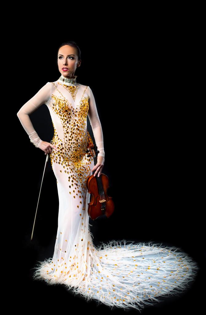 Kobieta w Łodzi w białej, zdobionej sukni z trenem, trzymająca skrzypce i smyczek na czarnym tle.