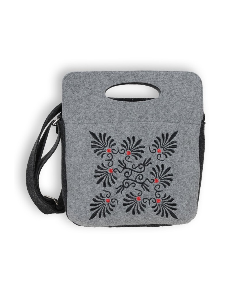 Szara filcowa torebka A4 z czarnym haftem w geometryczny wzór kwiatowy z czerwonymi akcentami, zapinana na zamek, z paskiem na ramię i uchwytem.