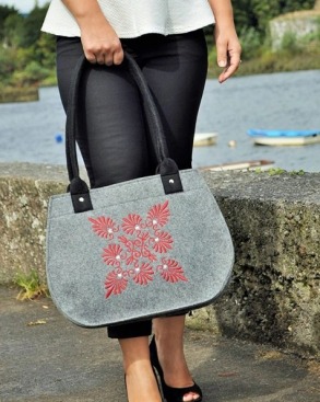 Świadczymy usługi haftu oraz zdobienia ploterem laserowym.