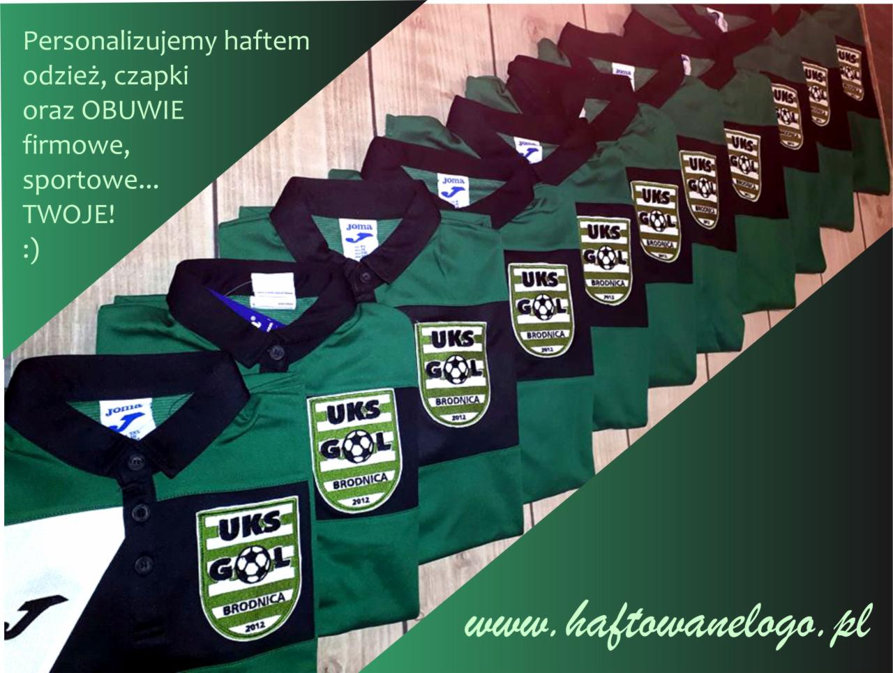 Zielono-czarne koszulki sportowe z haftowanym logo klubu piłkarskiego UKS Gol Brodnica, ułożone rzędami, prezentacja personalizowanej odzieży sportowej.