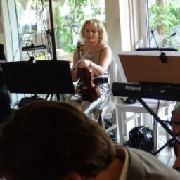 Muzyka wyłącznie na żywo to nasza specjalność.