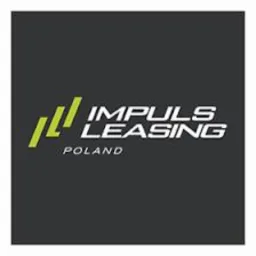 Logo firmy Impuls Leasing Poland na ciemnoszarym tle, z trzema zielonymi, ukośnymi paskami po lewej stronie nazwy.