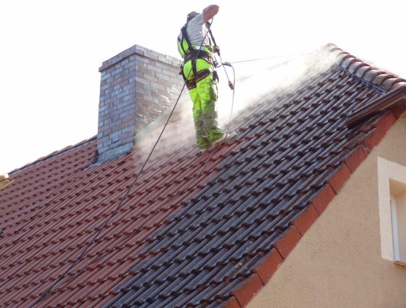 Dachy czyścimy metodą alpinistyczną lub z wyżki ,staramy doprowadzić do takiego efektu aby klient był bardzo zadowolony