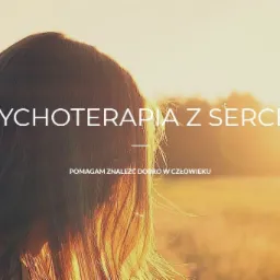 Zdjęcie z tekstem 'Psychoterapia z sercem. Pomagam znaleźć dobro w człowieku' na tle krajobrazu oświetlonego zachodzącym słońcem, z widocznymi włosami kobiety od tyłu.
