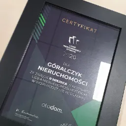 Oprawiony certyfikat 'Lider Nieruchomości Otodom 2020' dla firmy Góralczyk Nieruchomości za zajęcie II miejsca w województwie podlaskim, podpisany przez Monikę Rudnicką i Martę Rybnicką.