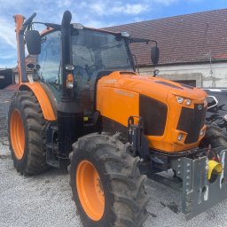 Ten ciągnik może Ci wpaść w oko, kiedy będziesz jeździł po Polsce - w sezonie letnim, kiedy firma naszego zleceniodawcy kosi pobocza, a w zimowym, gdy odgarnia śnieg. Miejmy nadzieję, że ta warta pół mln zł maszyna nie spóźni się gdy spadnie 1-wszy śnieg.