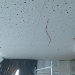 Montaż sufitu podwieszanego z perforowanej płyty w Kartuzach, widoczne elementy konstrukcyjne i przewody