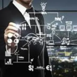 Mężczyzna w garniturze rysuje markerem schemat blokowy na przezroczystej powierzchni, z widocznym miastem w tle.