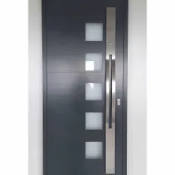 Nowoczesne, antracytowe drzwi wejściowe z czterema kwadratowymi szybami i długim, pionowym, stalowym uchwytem, widoczne na tle białej ściany.