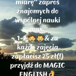 Grafika reklamowa z tekstem o konwersacyjnych zajęciach języka angielskiego 'szytych na miarę' w cenie 25 zł, tłem jest rozmyty krajobraz morski o zachodzie słońca.