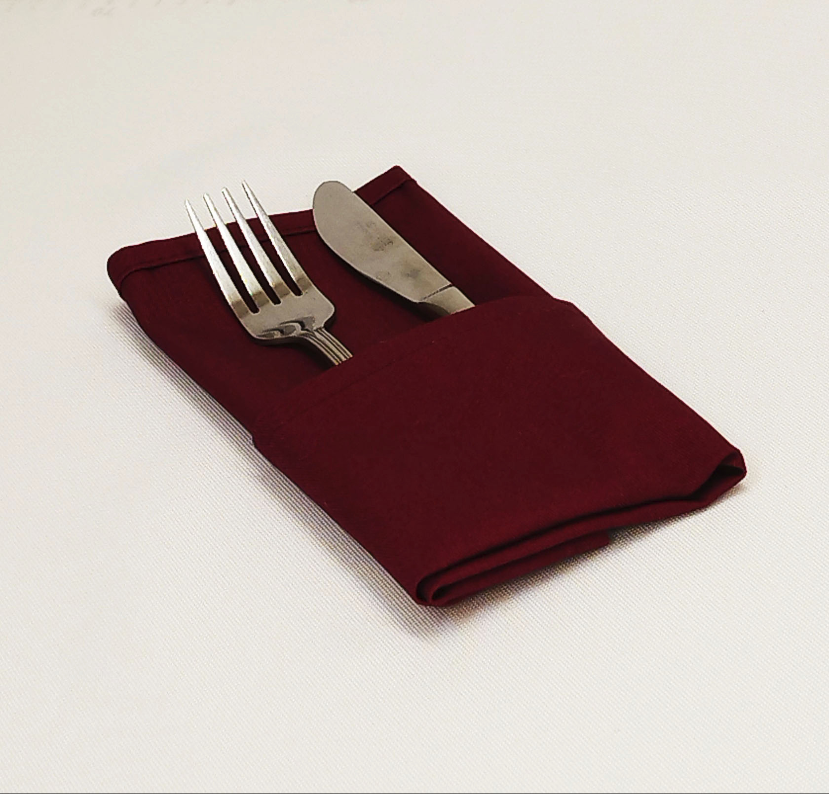 Bordowa serwetka bankietowa