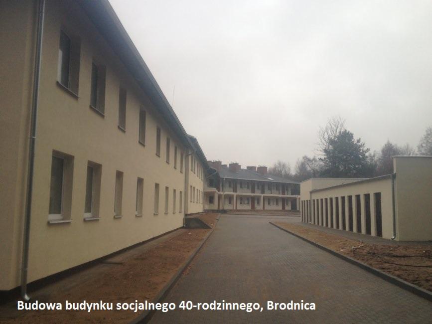 Nowo wybudowany budynek socjalny z jasną elewacją, widoczny z zewnątrz, Brodnica.