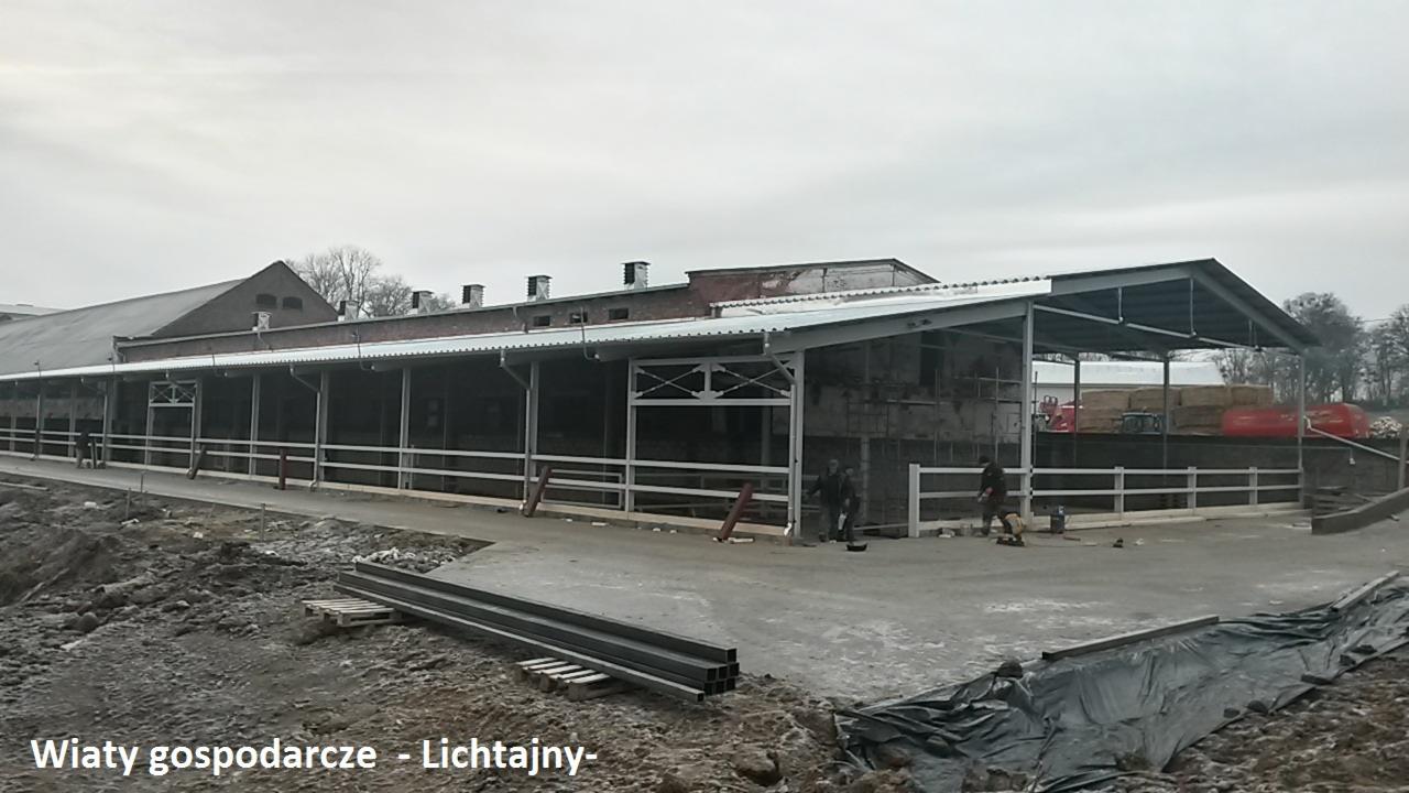 Budowa wiaty gospodarczej ze stalową konstrukcją w Brodnicy, widoczne elementy konstrukcyjne i dwóch pracowników przy pracach wykończeniowych.