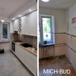 Porównanie stanu kuchni przed i po: po lewej stronie białe szafki z drewnianym blatem i wzorzystą ścianą nad blatem, po prawej surowe ściany i stara podłoga przed remontem.