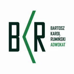 Logo kancelarii BKR Bartosz Karol Rumiński, adwokat. Znak graficzny z inicjałami i zielonym ukośnikiem.