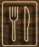 Stylizowana ikona sztućców (widelec i nóż) w białej obwódce na tle imitującym ciemne drewno.