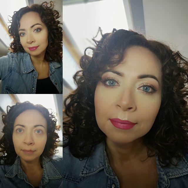 Kolaż trzech portretów kobiety: przed makijażem, po lekkim makijażu i po pełnym makijażu z różową szminką i podkreślonymi oczami, w dżinsowej koszuli.
