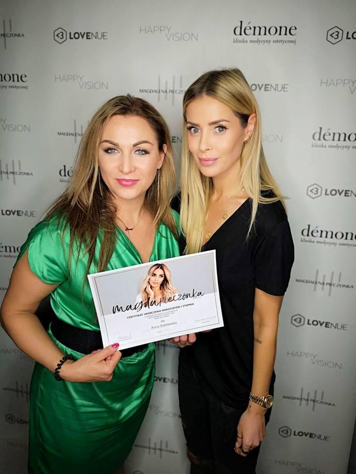 Dwie kobiety pozują z certyfikatem ukończenia warsztatów makijażu Magdy Pieczonki, w tle logo salonów kosmetycznych.
