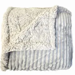 Jasnoszary, dwustronny koc: pluszowa faktura z jednej strony, prążkowana z drugiej.