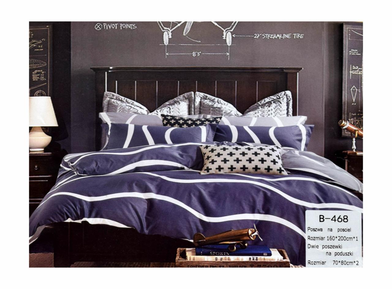 Stylizowana sypialnia z ciemnymi ścianami, drewnianym zagłówkiem i pościelą w granatowo-białe pasy, z dekoracyjnym modelem samolotu na książkach i rysunkami technicznymi na ścianie.