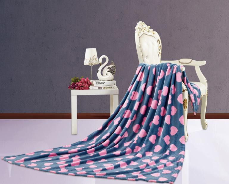 Błękitny koc z różowymi sercami, nonszalancko przerzucony przez białe, zdobione krzesło w pokoju z dekoracjami.