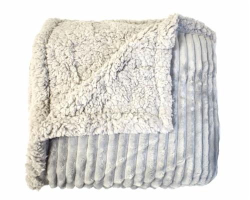Jasnoszary, dwustronny koc: pluszowa faktura z jednej strony, prążkowana z drugiej.